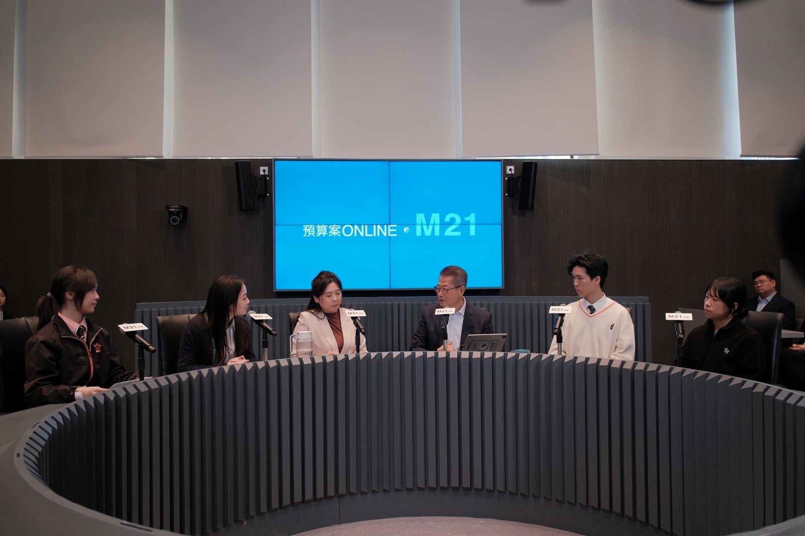 青年與財政司司長談預算案
